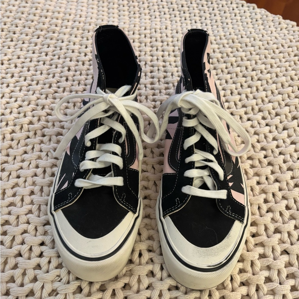 Vans Fun Stylish High-Top Sneakers. Great Condition!  Women’s SZ 7.5 Men SZ 6. - Picture 6 of 8